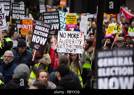 Vu un manifestant brandissant une 'non plus d'austérité, obtenez les tories out' placard pendant la manifestation. Des milliers se sont rassemblées dans le centre de Londres pour l'Assemblée générale contre l'austérité" inspiré par les Français 'Yellow Vest" attirer l'attention sur les programmes d'austérité qui ont frappé l'accès à l'énergie. Banque D'Images