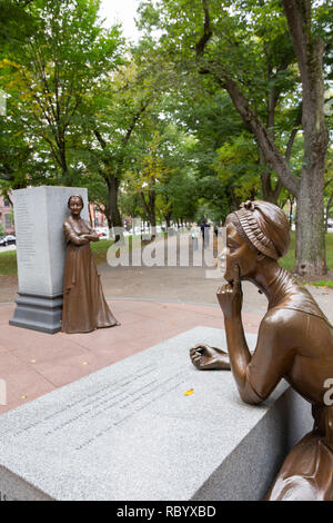 La statue de Phillys Wheatley avec Abigail Adams dans l'arrière-plan en Meredith Bergman's Boston Women's Memorial sur Commonwealth Avenue à Boston, MA Banque D'Images