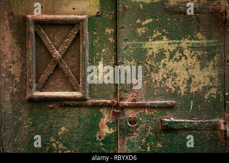 Vieille porte en bois verrouillée avec un cadenas rouillé, Funchal, Portugal Banque D'Images