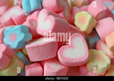 Pile de rose et de blanc et en forme de coeur couleur pastel Bonbons Guimauve en forme de fleur Banque D'Images