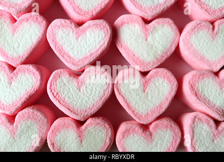 Vue du dessus de la queue rose pastel et blanc Bonbons Guimauve en forme de coeur pour le fond, la bannière, le motif Banque D'Images