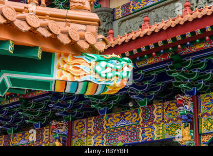 Tête de serpent sculpté détail détail le monastère Po Lin, Lantau Island, Hong Kong Banque D'Images