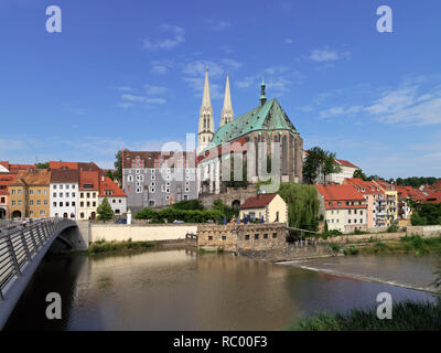 Görlitz, Die 2004 eröffnete Fußgängerbrücke von Görlitz nach Zgorzelec; im hintergrund die evangelische Pfarrkirche St. Peter und Paul und Waidhaus Banque D'Images