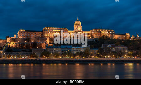 Le Château de Buda, avec vue sur le Danube, à Budapest. C'est en début de soirée, et le château est éclairé, avec les lumières qui reflètent sur la rivière Banque D'Images