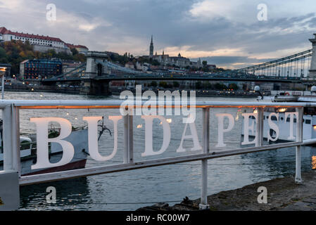 Signe de Budapest sur les rives du Danube, avec la célèbre chaîne Link Bridge en arrière-plan Banque D'Images