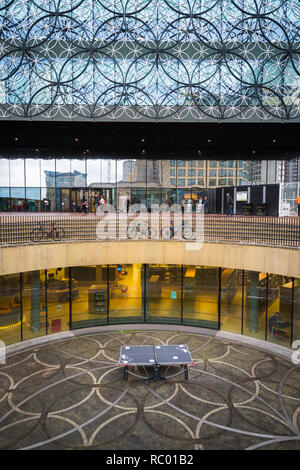 En dehors du cercle la nouvelle bibliothèque Birmingham UK avec table de tennis de table Banque D'Images