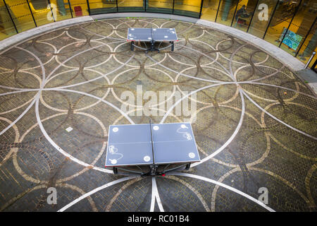 En dehors du cercle la nouvelle bibliothèque Birmingham UK avec des tables de ping-pong Banque D'Images