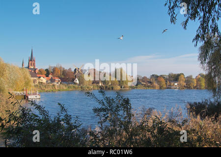 Le Werder, Havel, Werderinsel mit Blick auf die Altstadt und Heiliggeist Kirche, Landkreis Potsdam-Mittelmark, Brandebourg | Werder, Havel, vue de la W Banque D'Images