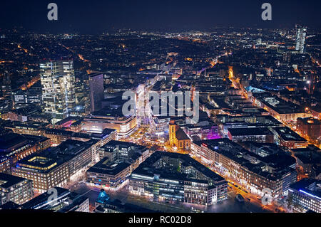 Vue aérienne du centre-ville de Francfort est éclairée la nuit Banque D'Images