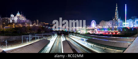 Panorama de nuit d'Édimbourg Château de plus de la gare de Waverley à Marché de Noël Banque D'Images