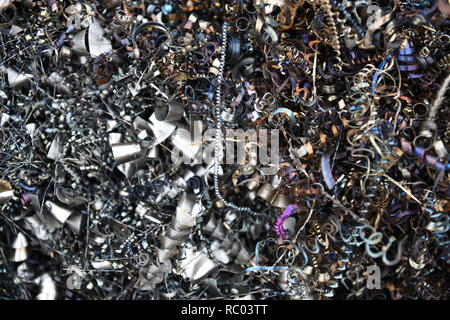 Pile torsadée enchevêtrée de débris de déchets métalliques industriels, de copeaux en spirale et de limaille Banque D'Images