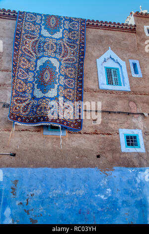 Tapis énorme accroché sur la façade d'un immeuble à Chefchaouen, Maroc Banque D'Images