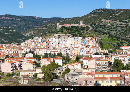 Rues de la région de la petite ville pittoresque Bosa en Sardaigne, Italie Banque D'Images