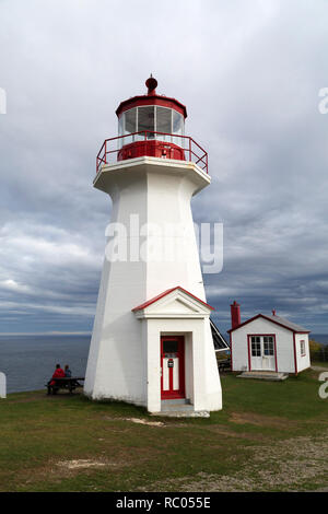 Le phare du cap Gaspé (phare de Cap-Gaspé) à Cap Gaspé dans le parc national de Forillon en Gaspésie au Québec, Canada. Banque D'Images