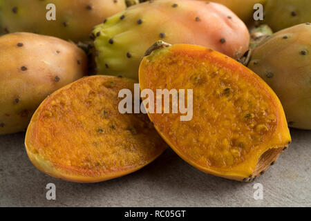 Ensemble jaune frais mûrs et la moitié des fruits de cactus épineux Banque D'Images