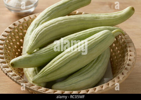 Panier avec des matières premières fraîches concombres Arméniens Banque D'Images