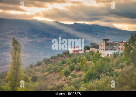 Paysage près de Chefchaouen, avec un rayon de soleil passant à travers les nuages Banque D'Images