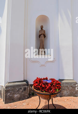 Sainte-sophie statue dans une niche à l'avant de Chiesa di Santa Sofia, Anacapri Banque D'Images