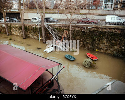 PARIS, FRANCE - Jan 30, 2018 : la Seine River gonflée de débordement de remblais après des jours de forte pluie - boas utilisé pour les personnes vivant dans la péniche Peniche Banque D'Images