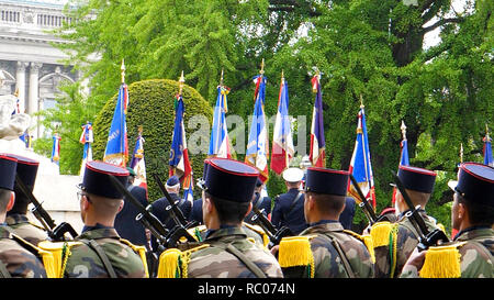 STRASBOURG, FRANCE - Le 8 mai 2017 : Cérémonie militaire au groupe des alliés de l'Ouest Deux victoire en Europe de l'armistice marquant le 72e anniversaire de la victoire sur l'Allemagne nazie en 1945 - drapeaux français Banque D'Images