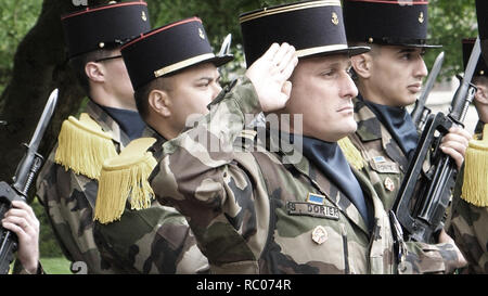 STRASBOURG, FRANCE - Le 8 mai 2017 : Salut militaire lors d'une cérémonie pour marquer des alliés de l'Ouest Deux victoire en Europe de l'armistice marquant le 72e anniversaire de la victoire sur l'Allemagne nazie en 1945 Banque D'Images