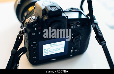 PARIS, FRANCE - Jan 31, 2018 : Affichage de l'appareil photo reflex numérique Nikon Professional mise à jour du micrologiciel avec message sur l'écran : ne mettez l'appareil hors tension pendant la mise à jour Banque D'Images