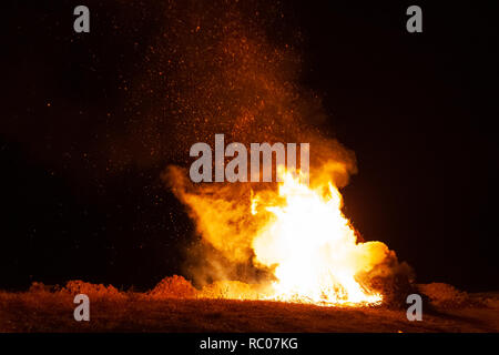 Nocturne traditionnel feu de la journée de l'épiphanie, Vittorio Veneto, Italie Banque D'Images