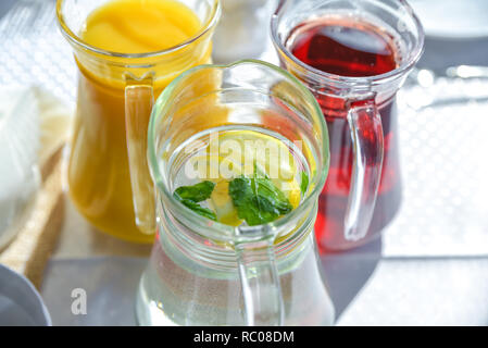 Compote de fruits frais et de l'eau avec le citron, le régime alimentaire sain. Banque D'Images