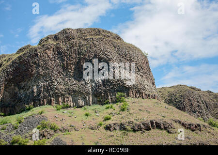 La rhyolite est une roche ignée. Les structures sont appelées colonnes de jointoiement. Vue à partir de la rivière Snake dans le Hells Canyon National Recreation Area. Banque D'Images