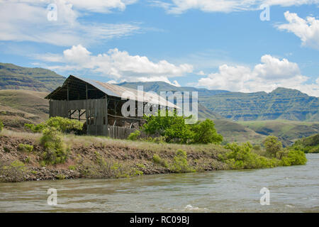 Grange à côté de la rivière Snake dans le Hells Canyon National Recreation Area, avec un côté de la rivière Ohio et de l'autre côté de l'Oregon ou Washington. Banque D'Images