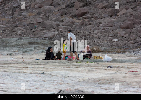 Une famille assis sur la plage du lac d'Orumieh, province de l'Ouest, l'Iran Banque D'Images