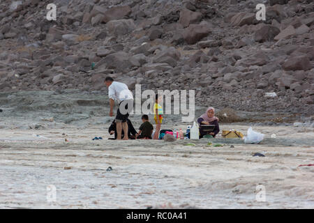 Une famille assis sur la plage du lac d'Orumieh, province de l'Ouest, l'Iran Banque D'Images