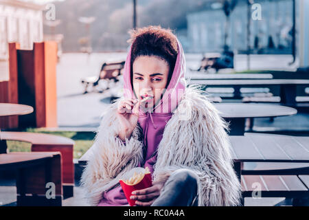 Portrait de femme sérieuse que de poser sur l'appareil photo Banque D'Images