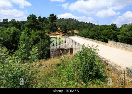 Bien préservé de pont de trois arches et conseil en V inversé, construit en 1652 sur la rivière Mondego sur le site d'une structure romaine, près de Celorico da être Banque D'Images