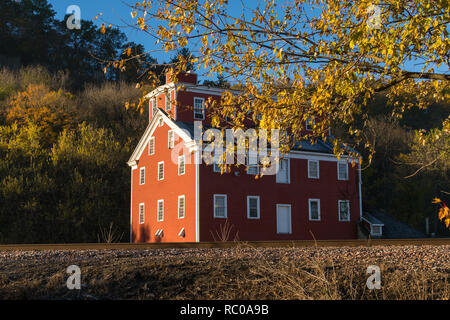 Vieux moulin à farine sur une marche rapide/ automne matin d'automne. En Iowa, États-Unis Banque D'Images