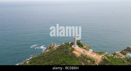 Vue aérienne de la plage Dai Lanh et Mui Dien light house dans une journée ensoleillée, MuiDien, la province de Phu Yen - Le eastermost du Vietnam Banque D'Images