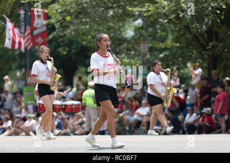 Washington, D.C., USA - 4 juillet 2018, le jour de l'indépendance nationale, le défilé de Santa Maria High School Band et Colorguard, à partir de Santa Maria, Califor Banque D'Images