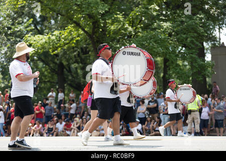 Washington, D.C., USA - 4 juillet 2018, le jour de l'indépendance nationale, le défilé de Santa Maria High School Band et Colorguard, à partir de Santa Maria, Califor Banque D'Images