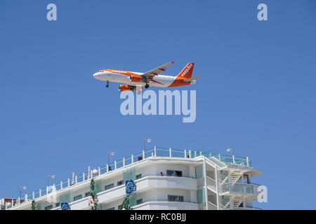 Ibiza Espagne Juin 16-06-2018 - Avion easyJet Airbus A319-100 est aux commandes de la piste. L'avion à réaction commerciaux a commencé l'atterrissage pour l'atterrissage. Banque D'Images