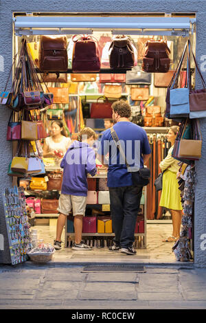 Shopping pour les touristes présente à Pise, Toscane, Italie, Europe, Banque D'Images