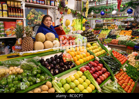 Les vendeurs de fruits et légumes au marché municipal Nicolás Bravo, La Paz, Baja California Sur, au Mexique. Banque D'Images