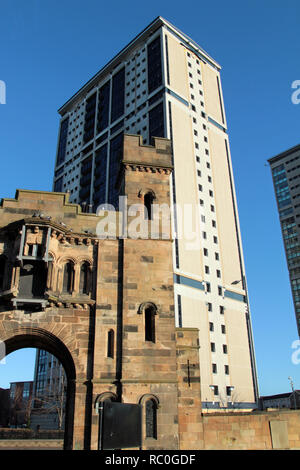 High Rise, tour de blocs d'appartements dans la région de Gorbals à Glasgow. The Gate house à la Nécropole Sud cimetière peut être vu dans l'avant-plan de la photographie. Alan Wylie/Alamy © Banque D'Images