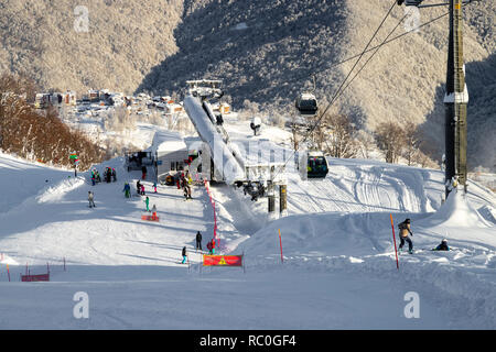Sochi, Russie, janvier, 10, 2019 personnes, le ski et le snowboard sur station de ski Rosa Khutor Banque D'Images