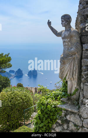 Statue romaine au-dessus de la Méditerranée sur le sommet du Monte Solaro, l'île de Capri, Italie Banque D'Images