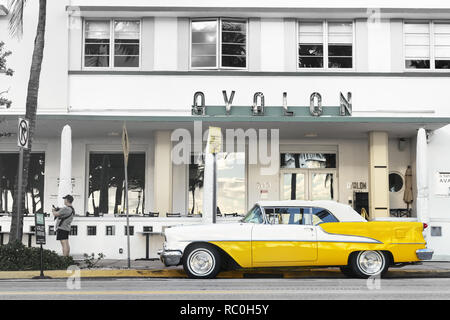 25 Décembre 2019 - South Beach Miami, USA. Classic 1955 Oldsmobile Super 88 dans le jaune garée près de Avalon Hotel Art Déco. Banque D'Images