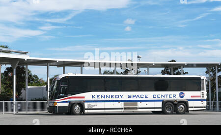 19 Décembre 2018 - Cape Canaveral, Floride, USA. Bus navette de la Nasa, de l'exploitation des visites pour les visiteurs dans le Kennedy Space Center. Banque D'Images