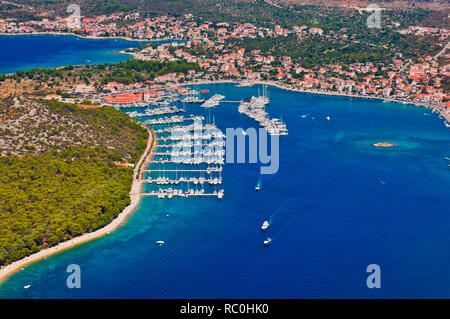 Vue aérienne de marina Rogoznica en Croatie, Mer Adriatique, mer bleue avec plage et bateaux à voile, tourisme nautique en Dalmatie Banque D'Images