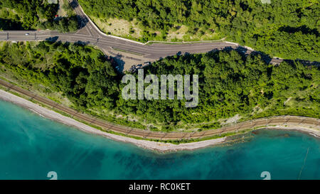 Stock photo aérienne de voiture le long de la sinueuse route du col de la montagne à travers la forêt, à Sochi en Russie. Les gens qui voyagent, road trip sur la route sinueuse Banque D'Images