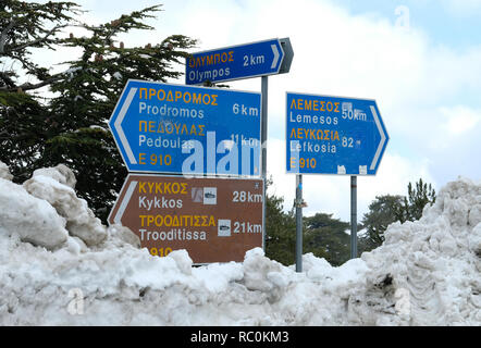 La signalisation routière après de fortes chutes de neige sur le mont Olympe dans les montagnes Troodos, à Chypre. Banque D'Images