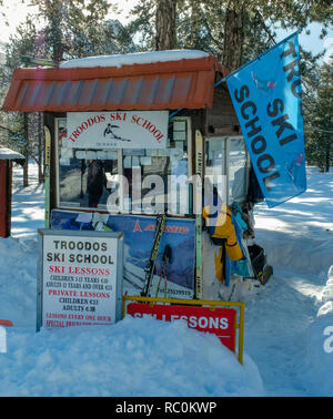 Les skieurs et surfeurs profiter de conditions sur les pentes du mont Olympe dans les montagnes Troodos, à Chypre. Banque D'Images